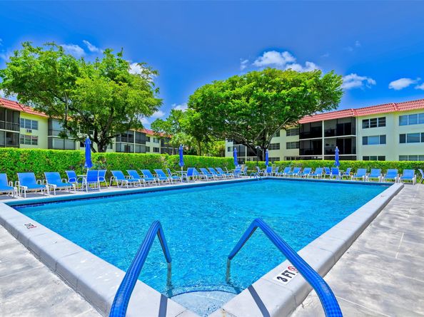 9511 N Hollybrook Lake Dr 207, Pembroke Pines FL 33025
