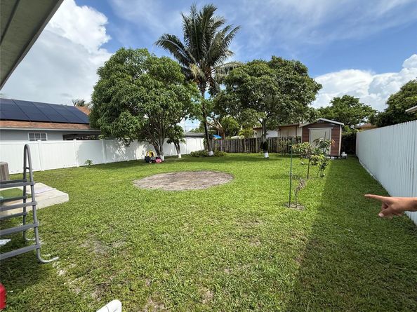 5101 SW 24th St, West Park FL 33023