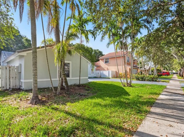 1811 SW 124th Way, Miramar FL 33027