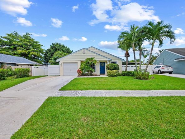 1172 Grandview Circle, Royal Palm Beach FL 33411