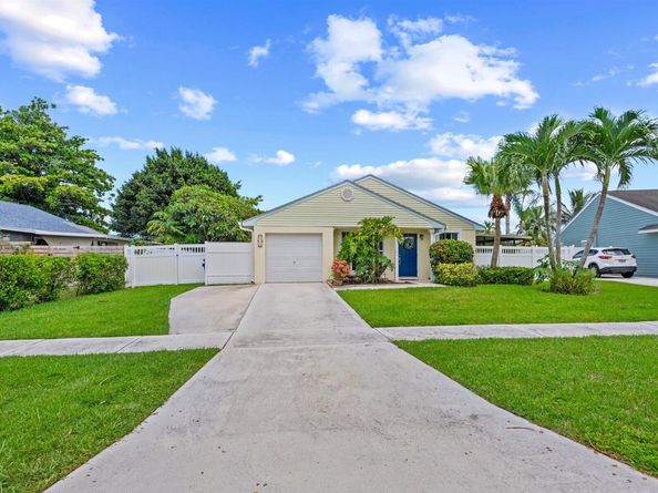 1172 Grandview Circle, Royal Palm Beach FL 33411