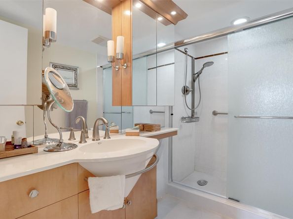 1332 Bayview Dr 203, Fort Lauderdale FL 33304