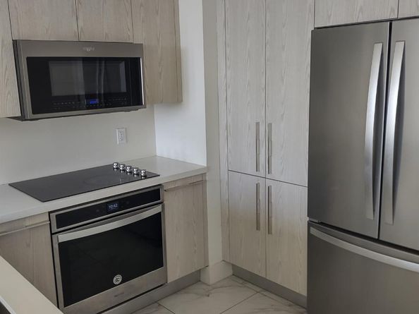 2000 Metropica 507, Sunrise FL 33323