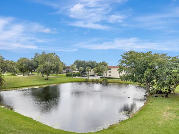 800 S Hollybrook Dr 302, Pembroke Pines FL 33025