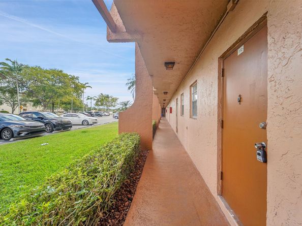 3048 E Sunrise Lakes Dr 112, Fort Lauderdale FL 33322