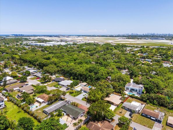 1736 SW 30TH St, Fort Lauderdale FL 33315