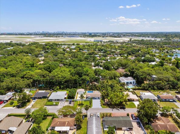 1736 SW 30TH St, Fort Lauderdale FL 33315