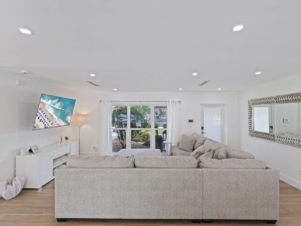 2448 SE 9th St, Pompano Beach FL 33062