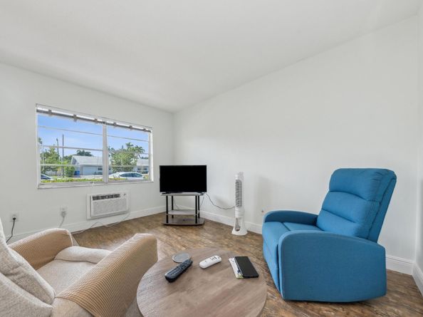 2111 NE 56th Street 106, Fort Lauderdale FL 33308