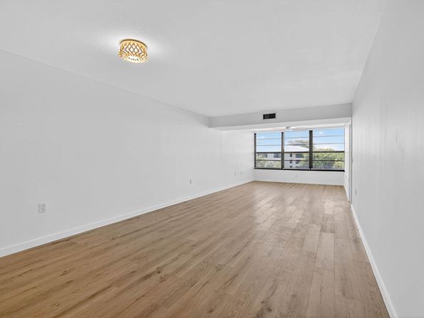 3710 Whitehall Drive 404, West Palm Beach FL 33401