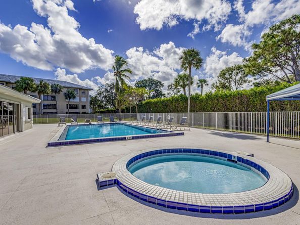 3710 Whitehall Drive 404, West Palm Beach FL 33401