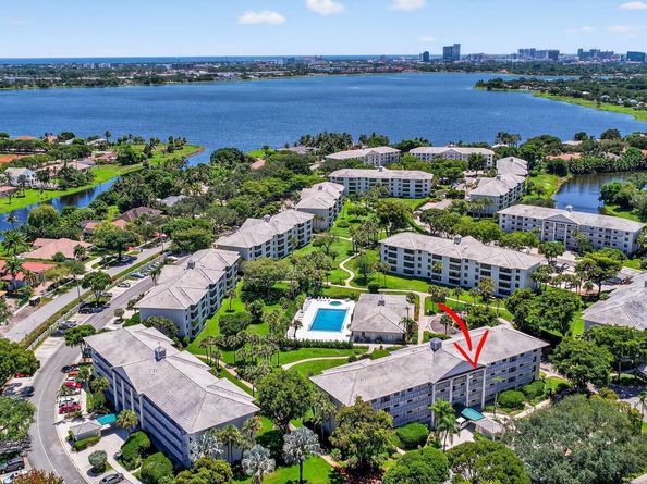 3710 Whitehall Drive 404, West Palm Beach FL 33401