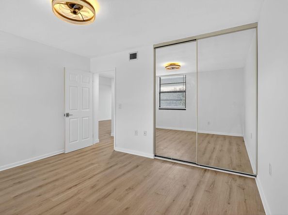 3710 Whitehall Drive 404, West Palm Beach FL 33401