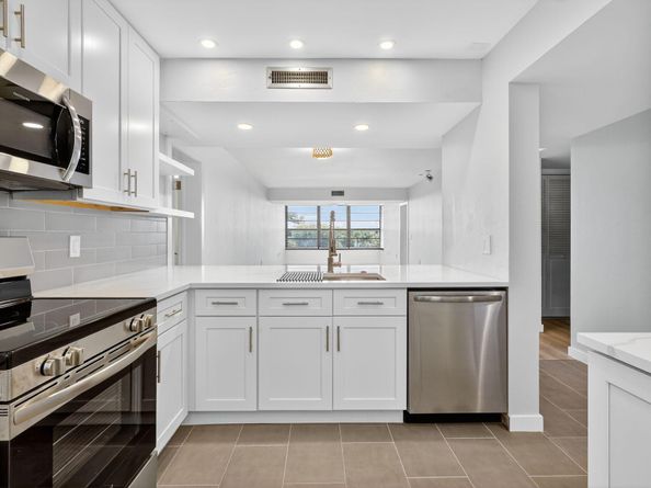 3710 Whitehall Drive 404, West Palm Beach FL 33401