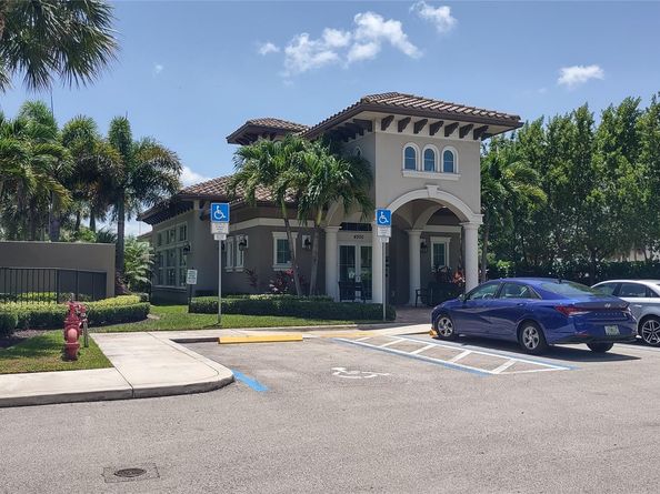 4200 Hillcrest Drive 405, Hollywood FL 33021