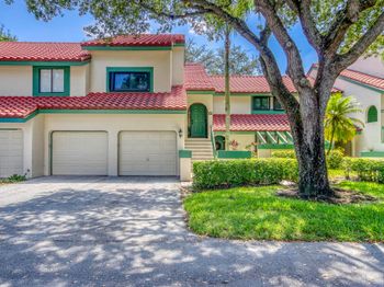 10 Lexington Lane E