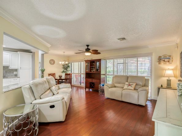 10 Lexington Lane E B, Palm Beach Gardens FL 33418