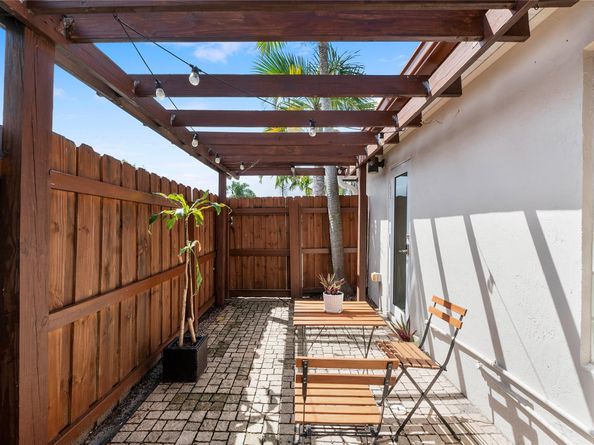 221 NE 57th St, Oakland Park FL 33334