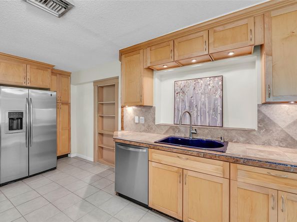 6202 NW 70th Ave, Tamarac FL 33321