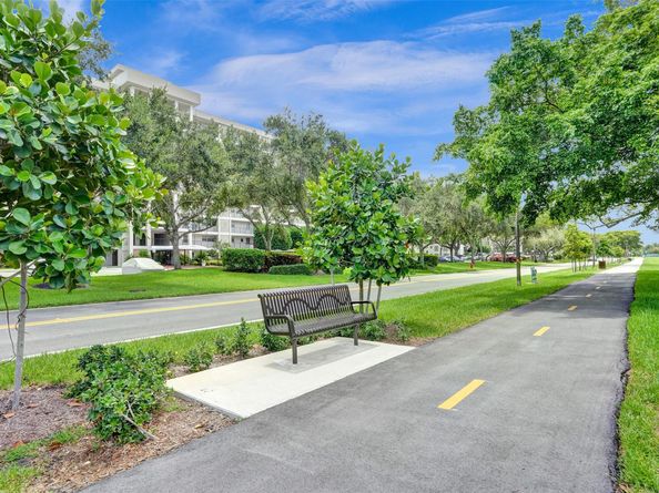 3250 N Palm Aire Dr 607, Pompano Beach FL 33069