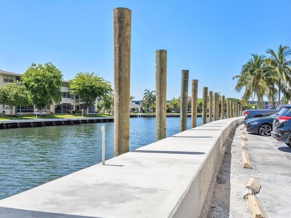 427 Golden Isles Dr 14B, Hallandale Beach FL 33009