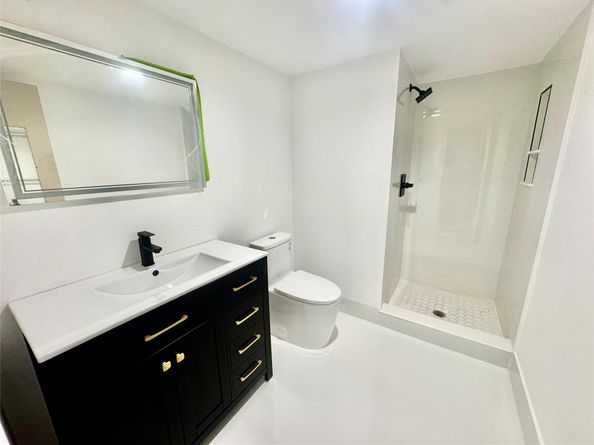 427 Golden Isles Dr 14B, Hallandale Beach FL 33009