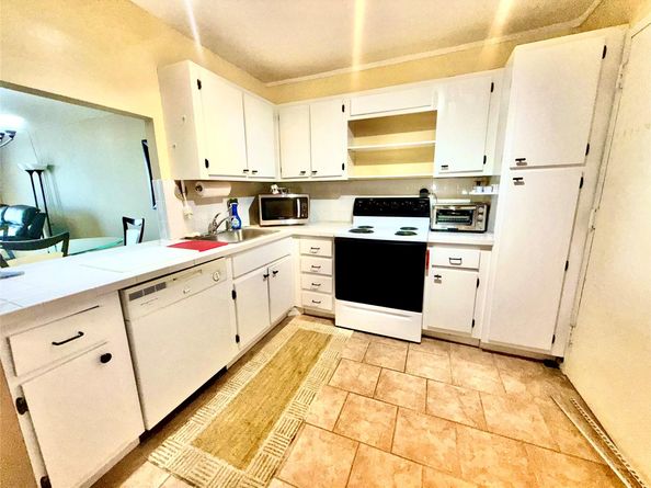 427 Golden Isles Dr 14B, Hallandale Beach FL 33009