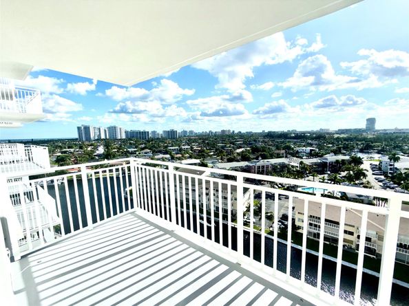 427 Golden Isles Dr 14B, Hallandale Beach FL 33009