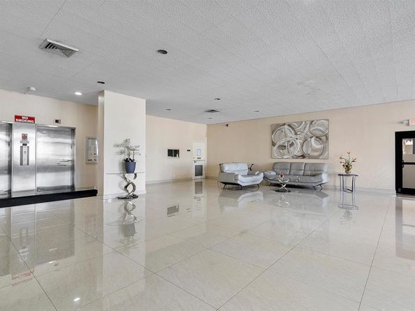 427 Golden Isles Dr 14B, Hallandale Beach FL 33009