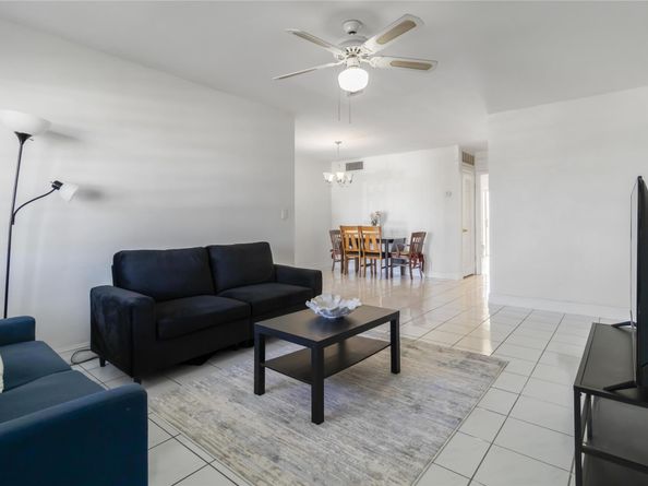 52 NE 204th St 31, Miami FL 33179
