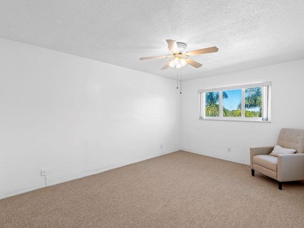 581 Blue Heron Dr 317B, Hallandale Beach FL 33009