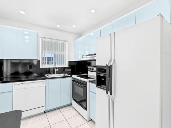 581 Blue Heron Dr 317B, Hallandale Beach FL 33009