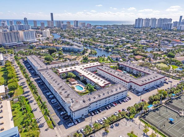 581 Blue Heron Dr 317B, Hallandale Beach FL 33009