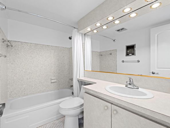 581 Blue Heron Dr 317B, Hallandale Beach FL 33009