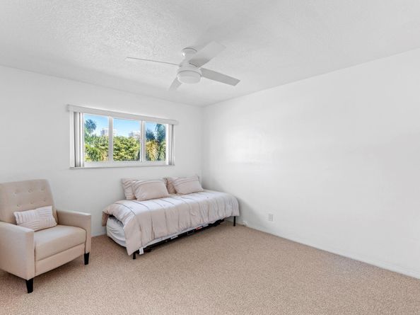 581 Blue Heron Dr 317B, Hallandale Beach FL 33009