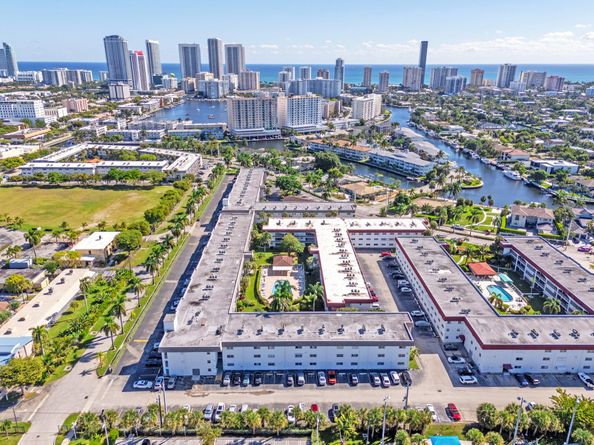 581 Blue Heron Dr 317B, Hallandale Beach FL 33009