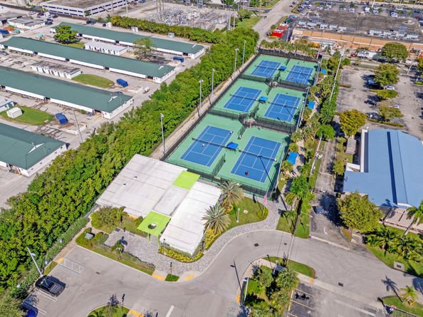 581 Blue Heron Dr 317B, Hallandale Beach FL 33009