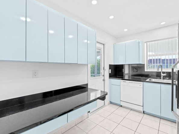 581 Blue Heron Dr 317B, Hallandale Beach FL 33009