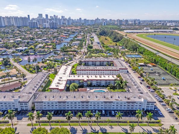 581 Blue Heron Dr 317B, Hallandale Beach FL 33009