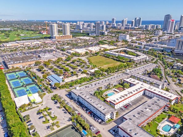 581 Blue Heron Dr 317B, Hallandale Beach FL 33009