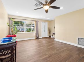 8851 NW 15th St, Plantation FL 33322