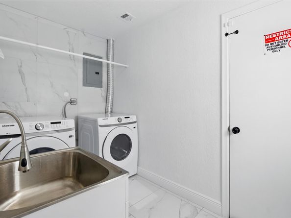 2105 NE 62nd St, Fort Lauderdale FL 33308