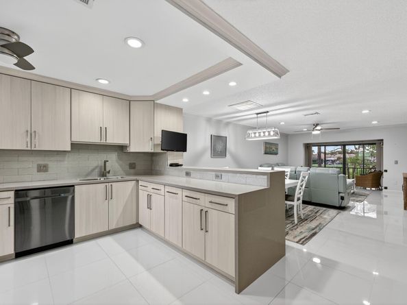 8450 Casa Del Lago J, Boca Raton FL 33433