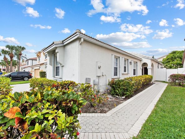 678 NW 155th Ter, Pembroke Pines FL 33028