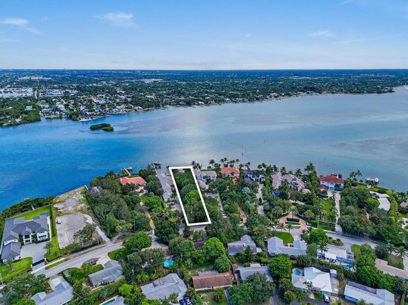 114 W Riverside Drive, Jupiter FL 33469