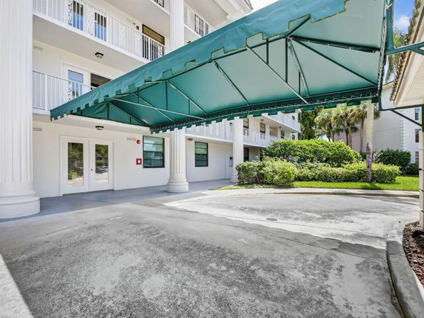 3516 Whitehall Drive 403, West Palm Beach FL 33401