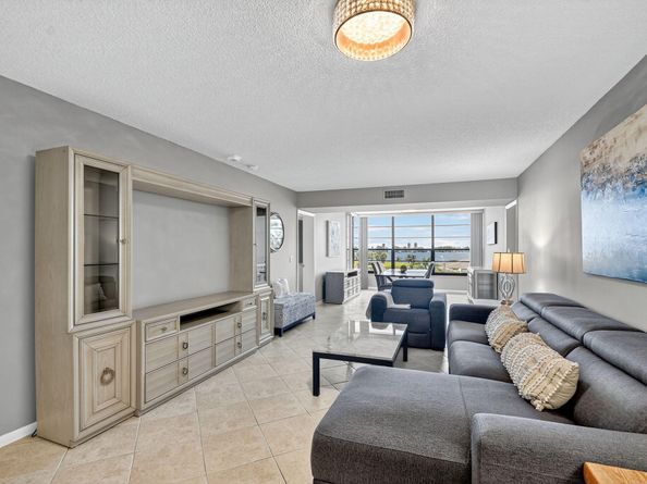 3516 Whitehall Drive 403, West Palm Beach FL 33401