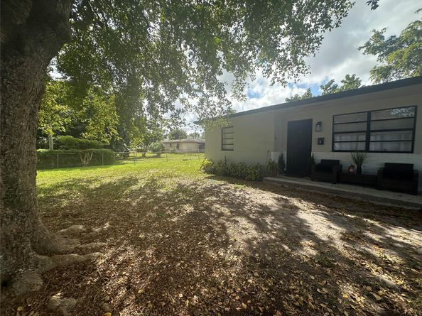 725 NW 1st Ct, Hallandale Beach FL 33009