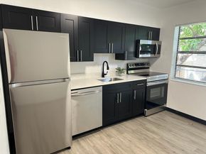 725 NW 1st Ct, Hallandale Beach FL 33009
