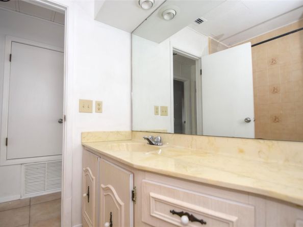 8608 SW 17th St, Davie FL 33324